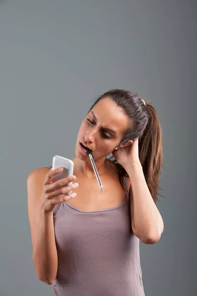What Now Thinks Girl Receiving News Her Phone Nervously Holding — Stock Photo, Image