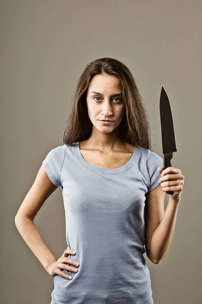 Еластичний Портрет Молодої Жінки Ізольованої Нейтральному Тлі Погрожуючи Небезпечним Вбивцею — стокове фото