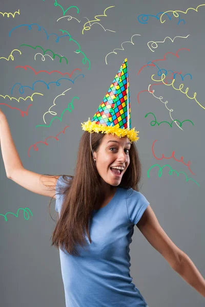 尖った帽子の女の子 ハリキンの色 パーティーホーンは 色とグラフィックのコンフェッティの爆発の中で楽しんでいます 楽しみ 記念日 誕生日のお祝い — ストック写真
