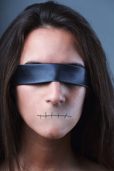 Eerie Porträtt Ögonbindel Kvinna Ingen Mun Tyst Yttrandefrihet Förnekande Uttryck — Stockfoto