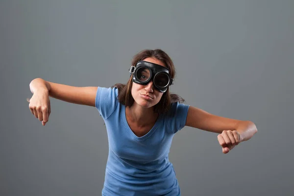 Menina Finge Voar Avião Imitando Som Motor Biplano Vestindo Óculos — Fotografia de Stock