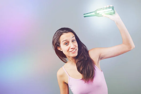 Ragazza Con Bottiglia Verde Festeggia Appare Leggermente Brillo Giovane Donna — Foto Stock