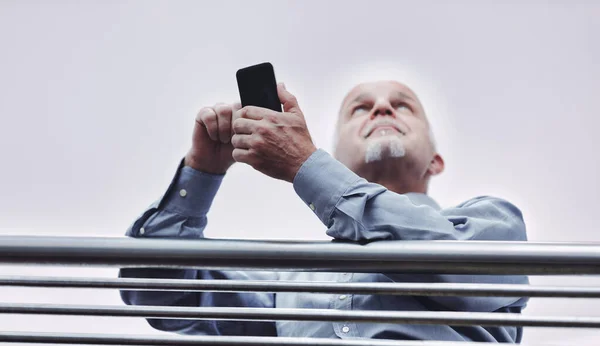 Зрелый Человек Пользуется Интернетом Информационными Технологиями Получить Доступ Искусственному Интеллекту — стоковое фото