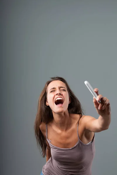 운동을 하다가 여자가 휴대폰을 내버리는 것입니다 분노에 휩싸인 여자는 폭력적 — 스톡 사진