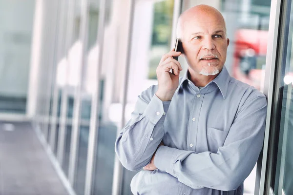 Uomo Anziano Dirigente Con Smartphone All Orecchio Parla Affari Argomenti — Foto Stock