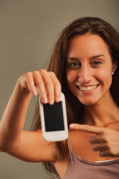 Dívka Nás Podívá Ukáže Prázdnou Obrazovku Starého Mobilního Telefonu Nadšeně — Stock fotografie