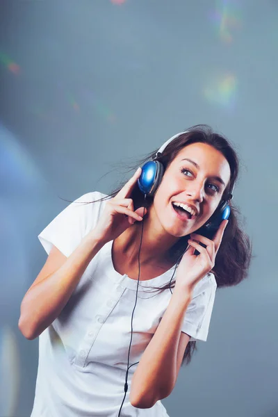 Blauwe Hoofdtelefoon Beklede Meisje Danst Zingt Muziek Midden Van Verblindende — Stockfoto