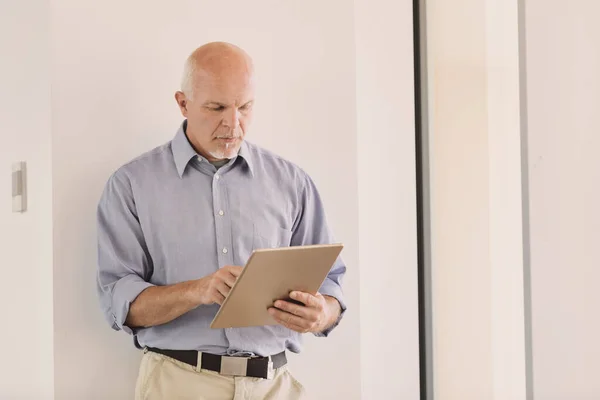 Homme Mûr Consulte Une Tablette Numérique Dans Une Grande Entreprise — Photo