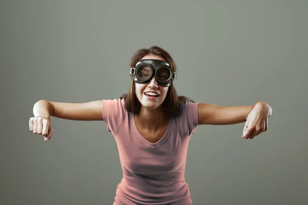 Menina Finge Voar Avião Imitando Som Motor Biplano Vestindo Óculos — Fotografia de Stock