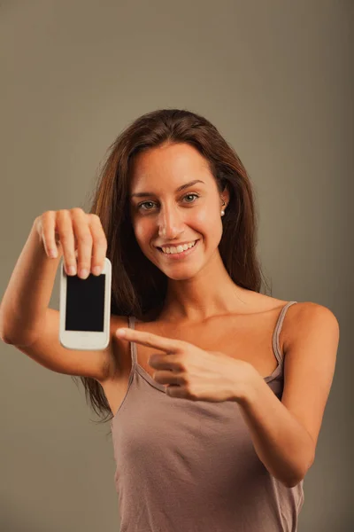 Kız Bize Bakıyor Eski Cep Telefonu Ekranındaki Boş Copyspace Heyecanlı — Stok fotoğraf
