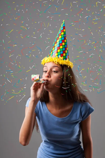 Partygirl Trägt Zipfelmütze Harlekinfarben Und Horn Inmitten Einer Bunten Konfettiexplosion — Stockfoto