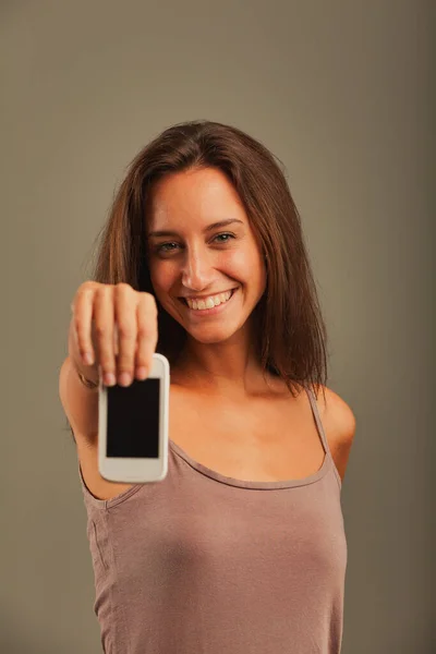 Dívka Nás Podívá Ukáže Prázdnou Obrazovku Starého Mobilního Telefonu Nadšeně — Stock fotografie