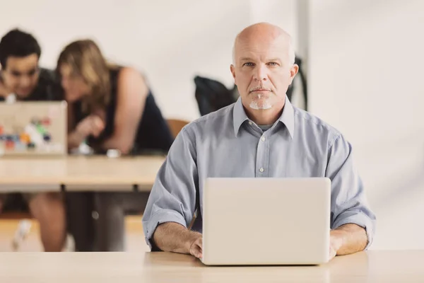 Reife Person Arbeitszimmer Oder Der Bibliothek Schreibt Mit Dem Laptop — Stockfoto