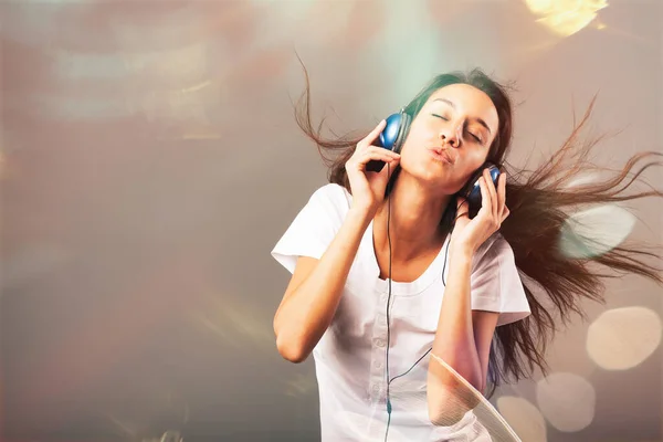 Chica Con Auriculares Azules Escucha Música Baile Canto Rodeada Luces — Foto de Stock