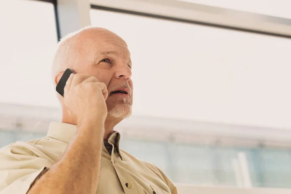 Uomo Anziano Dirigente Con Smartphone All Orecchio Parla Affari Argomenti — Foto Stock