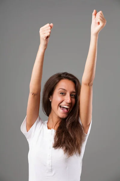 Эмоциональный Портрет Молодой Женщины Изолированной Нейтральном Фоне Руки Подняты Вверх — стоковое фото