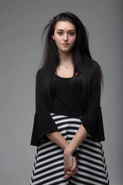 Retrato Frontal Mujer Joven Con Modelo Pelo Largo Negro Vestido —  Fotos de Stock