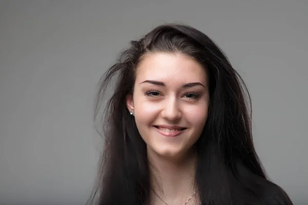 Frontale Portret Van Elegante Jonge Vrouw Lachen Met Zwarte Ogen — Stockfoto