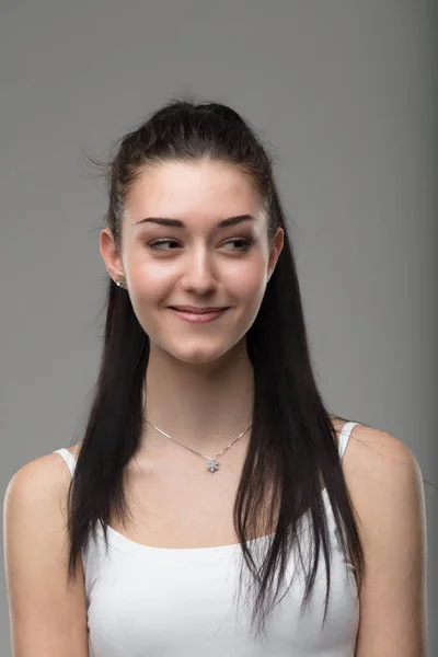 Mädchenporträt Helle Haut Lange Dunkle Haare Weißes Oberteil Halskette Mit — Stockfoto