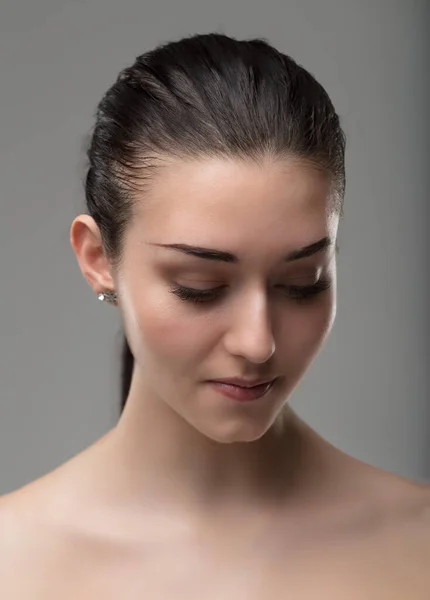 Plachý Portrét Mladé Ženy Skromně Shlížející Dolů Krásná Dokonalá Tvář — Stock fotografie
