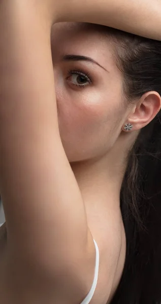Krásný Portrét Pronikavého Pohledu Krásného Oka Mladé Ženy Viděného Ohbí — Stock fotografie