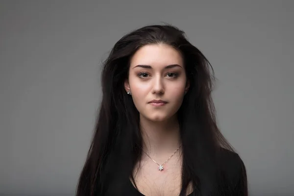 Potret Frontal Dari Wanita Muda Yang Serius Dan Elegan Dengan — Stok Foto