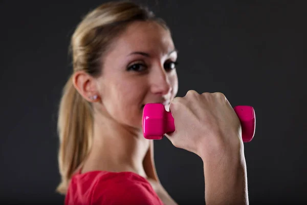 Woman Lifting Pink Dumbbell Blurred Background Blonde Red Top Flaunts — Stock Photo, Image