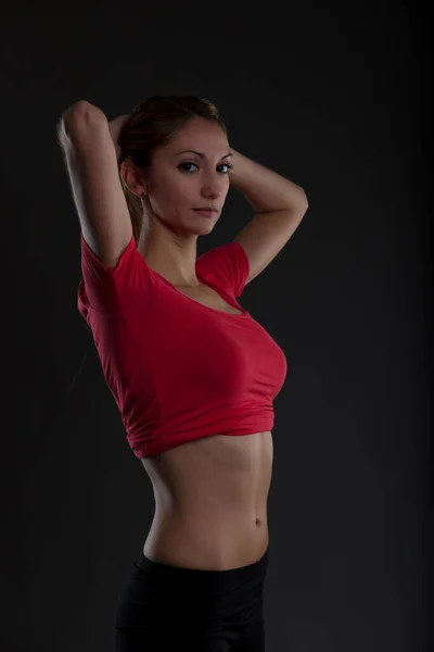Mujer Forma Feliz Extiende Los Brazos Detrás Cabeza Mostrando Cuerpo — Foto de Stock