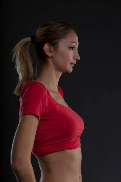 被迷倒的女人保持着健康的身体 体操锻炼 责任感 穿着红衫 扁平腹部 船尾的金发姑娘的画像 — 图库照片