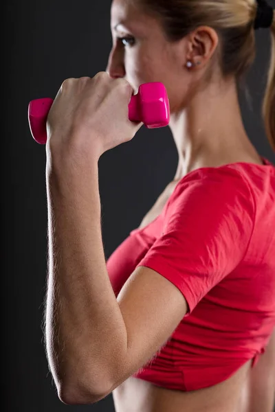 Mujer Fitness Levantando Peso Rosa Borrosa Fondo Orgullosa Rubia Top — Foto de Stock