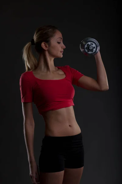 Blonde Girl Lifting Weights Gym Showcasing Her Flat Stomach Wearing — Stock Photo, Image