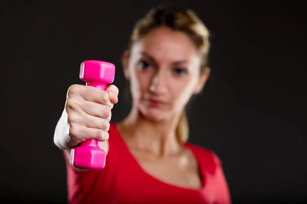 Mulher Fitness Levantando Peso Rosa Embaçado Fundo Loira Orgulhosa Top — Fotografia de Stock