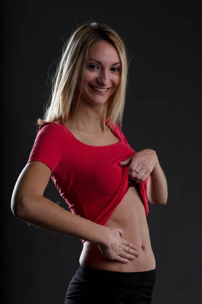 Een Jonge Moeder Trots Haar Dieet Trainingsresultaten Tilt Haar Shirt — Stockfoto