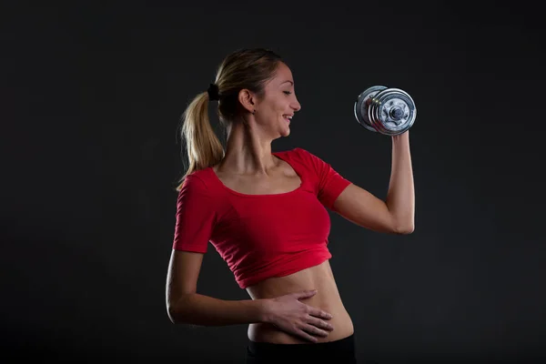 Chica Rubia Levantando Pesas Gimnasio Mostrando Estómago Plano Con Top — Foto de Stock