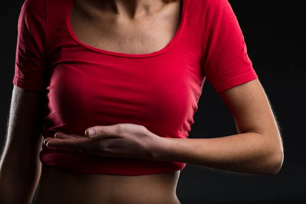 Γυναικείο Στήθος Που Τονίζεται Από Χέρι Της Από Κάτω Δίνοντας — Φωτογραφία Αρχείου