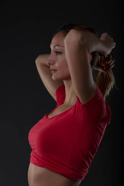 喝醉了的女人 健身房的锻炼 对美的责任 穿着红衬衫 扁平腹部 黑色背景短裤的金发姑娘的画像 — 图库照片