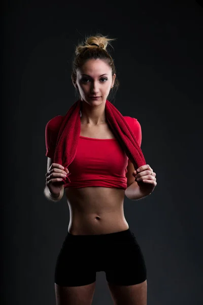 Portret Van Een Aantrekkelijk Meisje Gymkleding Trots Haar Platte Buik — Stockfoto