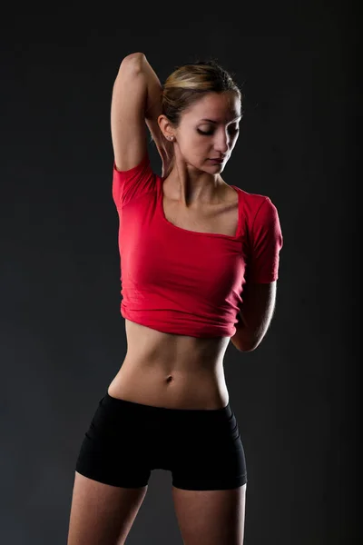 Giovane Donna Fitness Ritratto Sottile Forte Stretching Vestita Rosso Minipant — Foto Stock