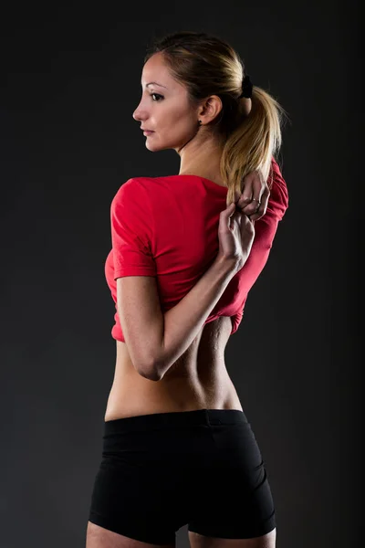 Vzhled Zezadu Fitness Žena Protahuje Ruce Tónovanými Zády Nosí Červenou — Stock fotografie