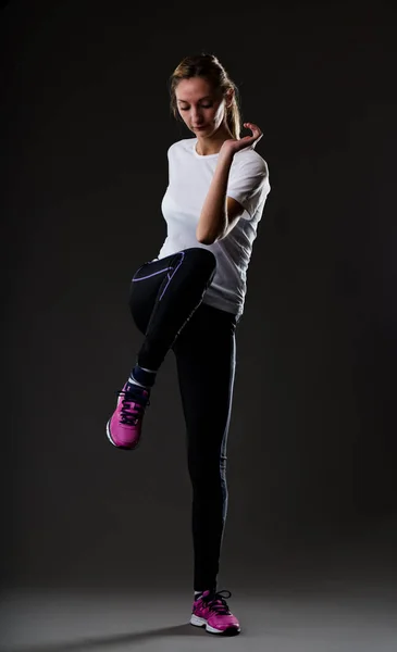 Blondine Vrouw Oefenen Doen Knie Tot Elleboog Afwisselend Zwarte Achtergrond — Stockfoto