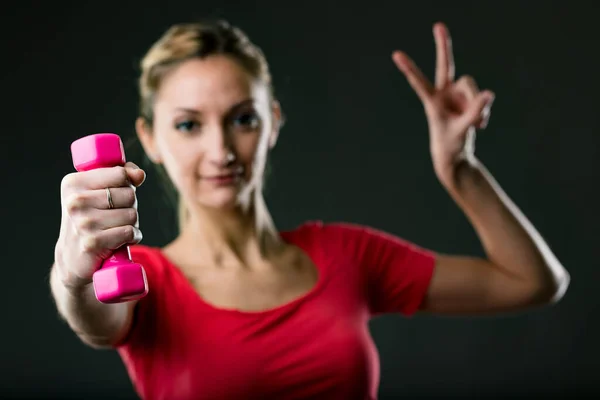 Kobieta Fitness Podnosząca Różowy Ciężar Migający Znak Zwycięstwa Dumna Uśmiechnięta — Zdjęcie stockowe