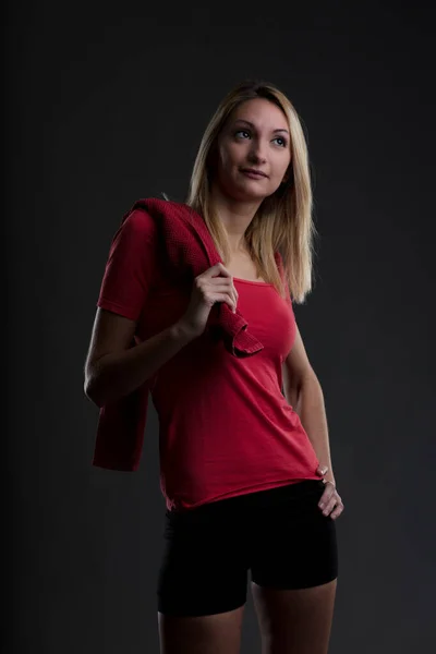 Retrato Una Chica Vestida Gimnasia Camiseta Roja Leggins Negros Esfuerzo —  Fotos de Stock