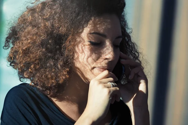 Une Jeune Femme Affaires Absorbée Par Appel Téléphonique Opère Partir — Photo