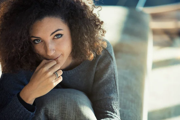 Her Sunlit Living Room Curly Haired Young Model Lounges Her — Stock Photo, Image