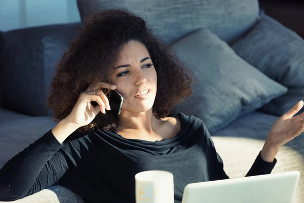 Eine Ehrgeizige Junge Geschäftsfrau Telefoniert Ihrem Eleganten Ambiente Sie Führt — Stockfoto