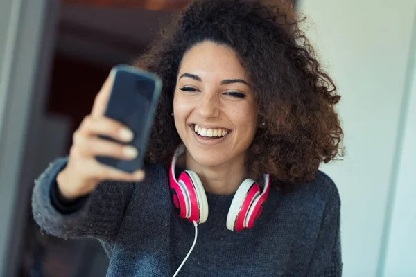 Young Freckled Curly Haired Woman Video Call Laughing Enjoying She — Stock Photo, Image