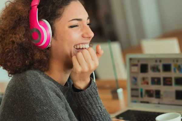 Curly Haired Young Woman Enjoys What She Hears Her Pink — Stock Photo, Image