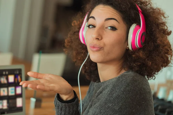 Jovial Young Woman Curly Hair Absorbed Her Pink Headphones She — Stock Photo, Image