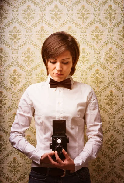 Fotograf Fokussiert Eine Spiegelreflexkamera Mit Zwei Linsen Und Blickt Den — Stockfoto