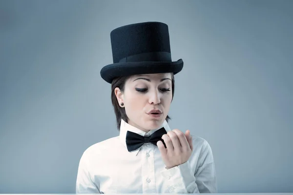 Woman Top Hat Air Superiority Blowing Her Nails Demands Nothing — Stock Photo, Image